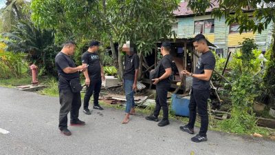 掷物砸巴士车灯 . 警逮男嫌 起作案衣裤