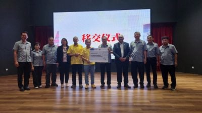 沈桂贤移交独中拨款 . 培中获逾72万