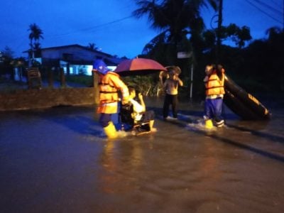 民防队巡水灾高风险区 . 助2民众清真寺避难