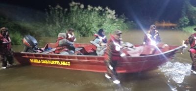 消拯员出动车船救援 . 6妇孺安顿疏散中心