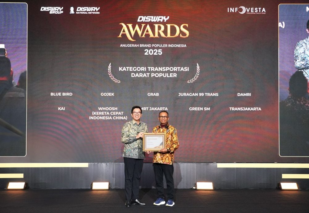 Mr. Deny Tjia, Managing Director of Green SM Indonesia, receives the recognition at the 2025 Disway Awards.