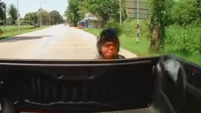 低头玩手机害惨自己！骑士撞车 脸部遭重击