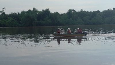 视频| 轿车坠河 年长男女生死未卜