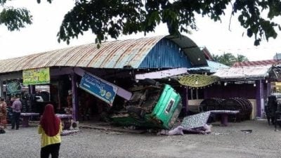 轿车突然失控 撞入小食档