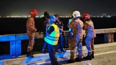 男子槟大桥刺胸跃海  生死未卜