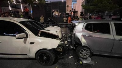 印男驾车失控撞路边 酿4车连环撞2人受伤