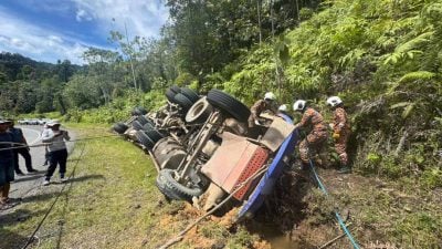 载木罗里翻覆 司机夹毙车内