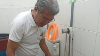 张克骏巡视2组屋 了解持续断水问题