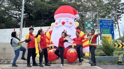 街头商场装饰亮丽 圣诞气息满溢