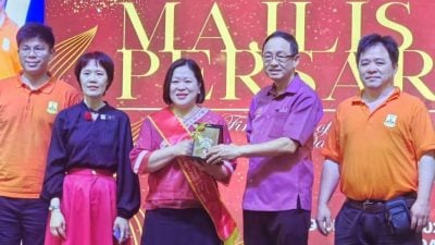 庇中副校长 张爱云荣休