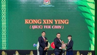 斗湖教育局颁发 育进江昕颖获杰出奖