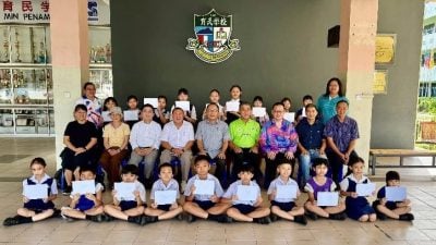 资助兵育民清寒生 留加同学会捐3千