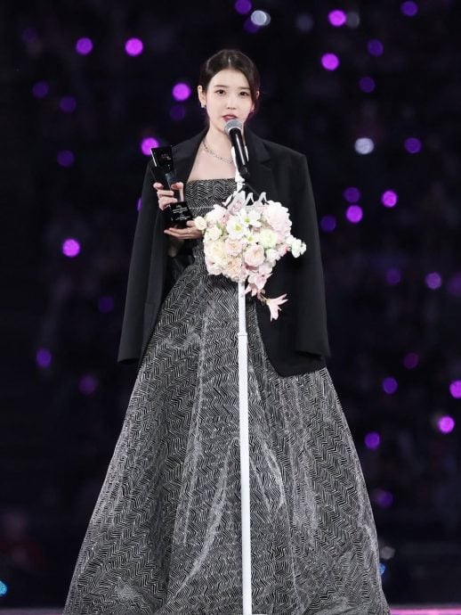 AAA横扫6大奖 IU自侃拿到不好意思