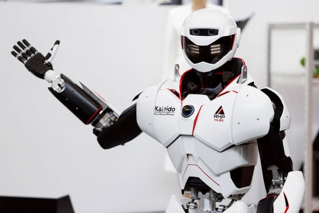 AI催生新奇职业 黄仁勋预言可能出现“帮机器人做衣服的裁缝师”