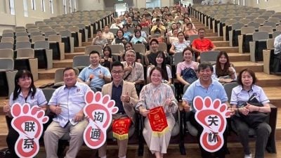 青春期发展不容忽视  AI时代孩子更需陪伴