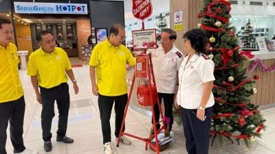 支持圣诞槌桶筹款 . 潘隆铭捐助救世军