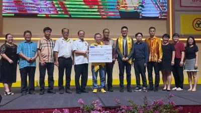 人联心连心团结晚宴 . 沈桂贤移交独中拨款