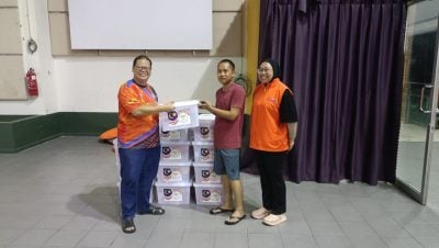 罗斯里长屋25水灾民．送疏散中心安顿