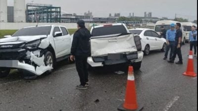 轿车猛撞路旁4车．司机右手受伤