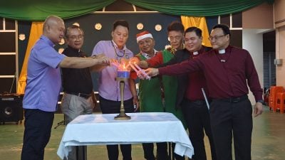 民丹莪圣诞报佳音游行 . 千人队伍浩荡绕市