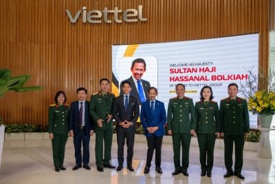 聆听简报 参观展览 . 苏丹访Viettel博物馆