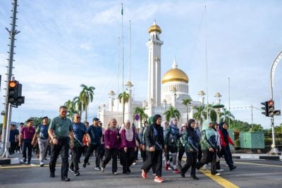 3单位联办社区活动 . 公主参加健走 参观展览