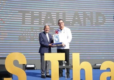 在曼谷华马室内体育馆 . 亲王出席升国旗仪式