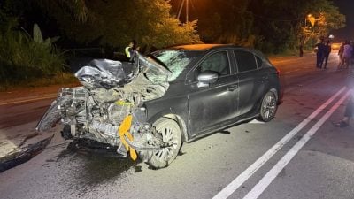 轿车撞摩托车 年轻女骑士重伤身亡