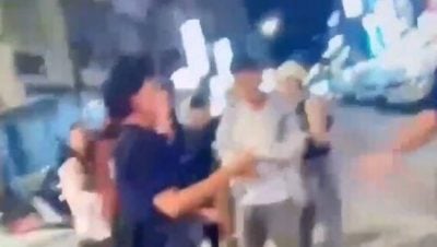 大马游客拍“同款车牌” 车主误认想举报 4人当街互殴