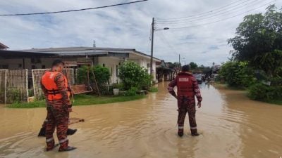 午后长命雨袭雪隆 多地传出水灾土崩倒树