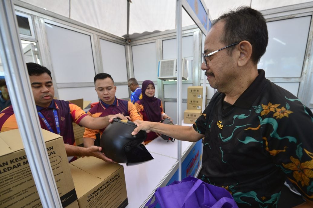 “与民同在共振昌明”首日 头盔换新免费机油摊位排长龙