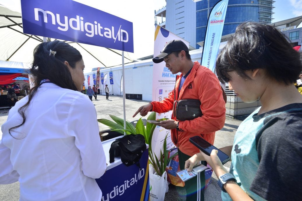 “与民同在共振昌明”首日 头盔换新免费机油摊位排长龙