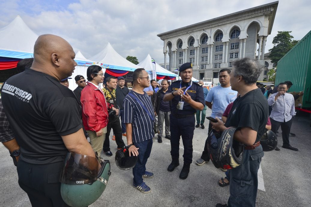 “与民同在共振昌明”首日 头盔换新免费机油摊位排长龙