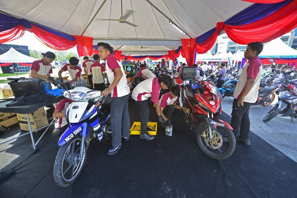 “与民同在共振昌明”首日 头盔换新免费机油摊位排长龙