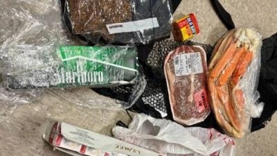 “圣诞老人”空投监狱！无人机送包裹遭截获 内有牛排有大麻