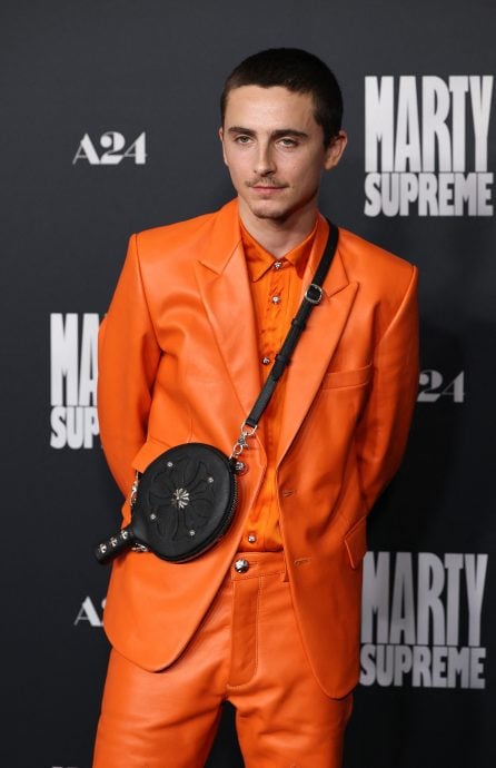 “甜茶”偕凯莉走红毯撇情变 橘色情侣装遭调侃像监狱服