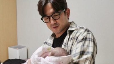 “神话”李玟雨升格当爸 公开抱娃照：一家四口都幸福