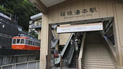 《灌篮高手》圣地人潮不减 中国游客照样疯拍照 买伴手礼