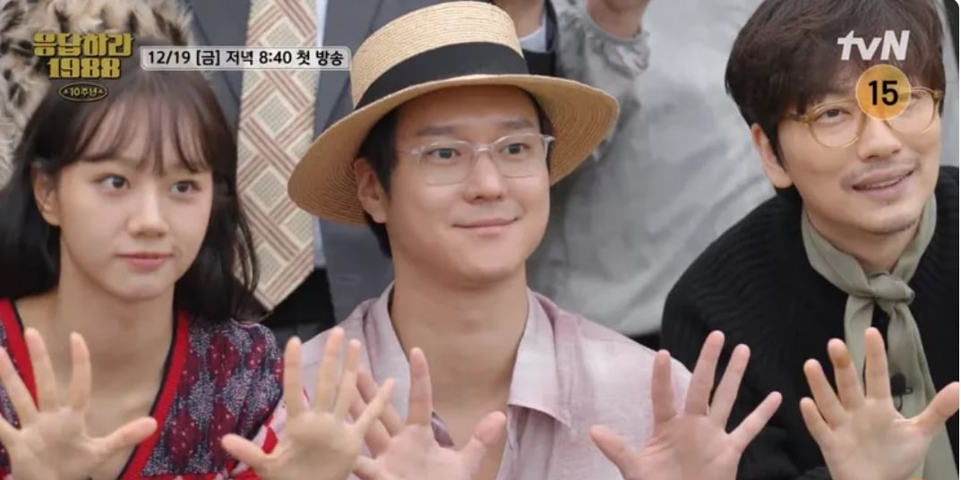 《请回答1988》10周年海报神还原 惠利合体朴宝剑不见柳俊烈