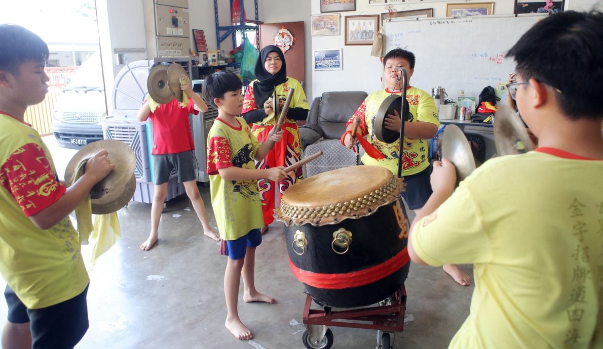 【我们】/一家六口齐学中华武艺 巫裔家庭谱写跨族情谊