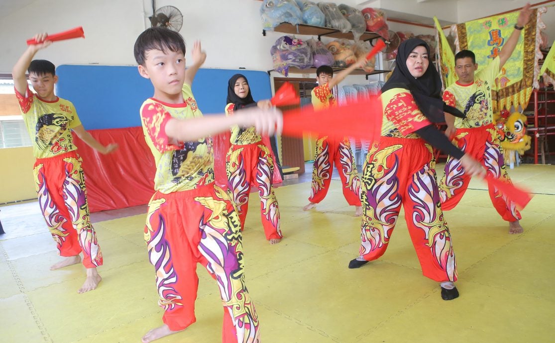 【我们】/一家六口齐学中华武艺 巫裔家庭谱写跨族情谊