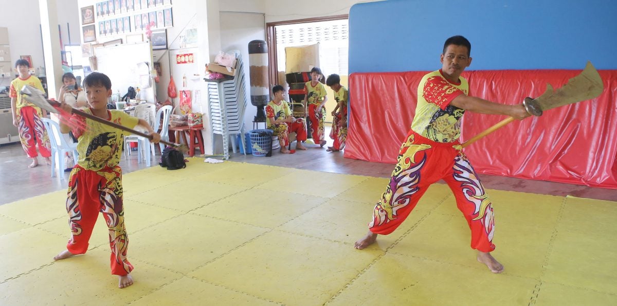 【我们】/一家六口齐学中华武艺 巫裔家庭谱写跨族情谊