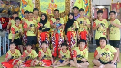 巫裔一家六口拜师学武   跨族“功夫情”赢喝彩