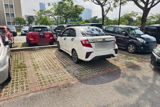 一车占2车位 车主被留纸条警告