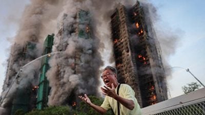 七旬老翁哭喊“太太仍在屋内” 成宏福苑致命火灾现场标志性画面