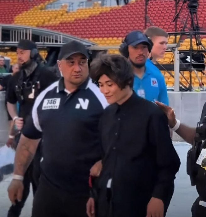 上月狮城强搂艾莉安娜 网红再闯女神卡卡个唱被轰