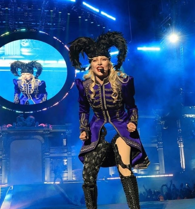 上月狮城强搂艾莉安娜 网红再闯女神卡卡个唱被轰