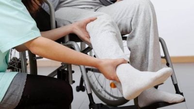 不忍前夫瘫痪没人照顾 网劝女子量力而为 “善良不是牺牲自己的理由！”