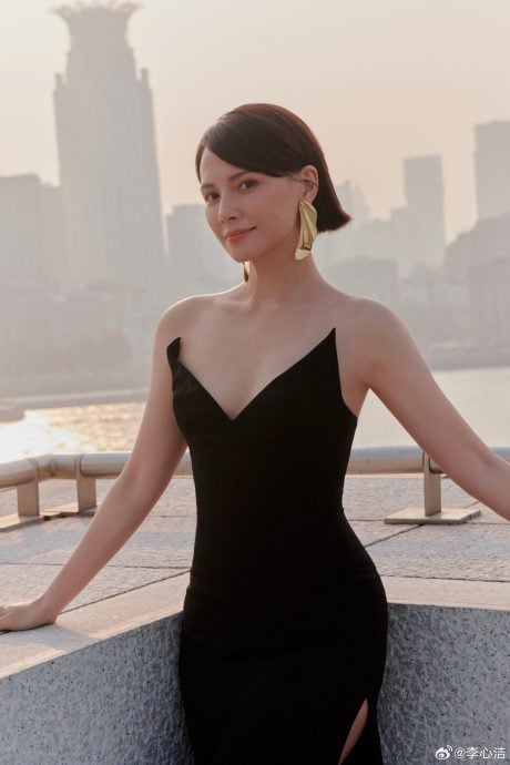 与佘诗曼同获“年度艺人”奖 李心洁嗨唱3曲