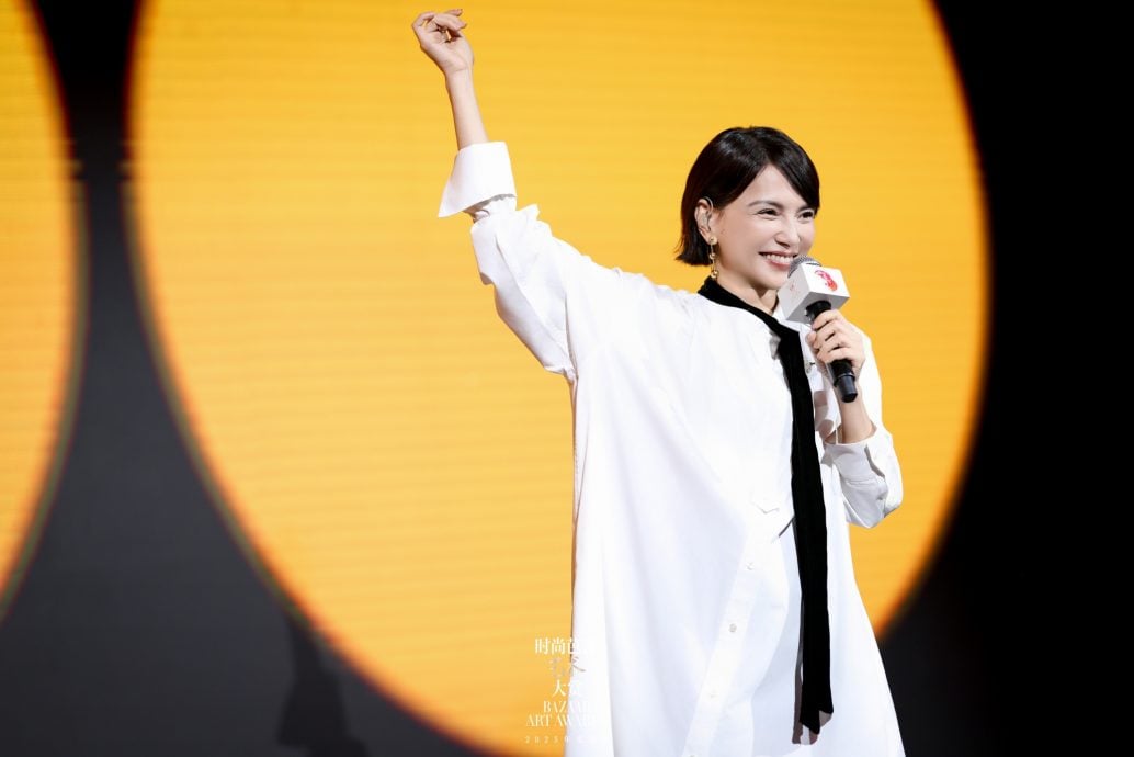 与佘诗曼同获“年度艺人”奖 李心洁嗨唱3曲